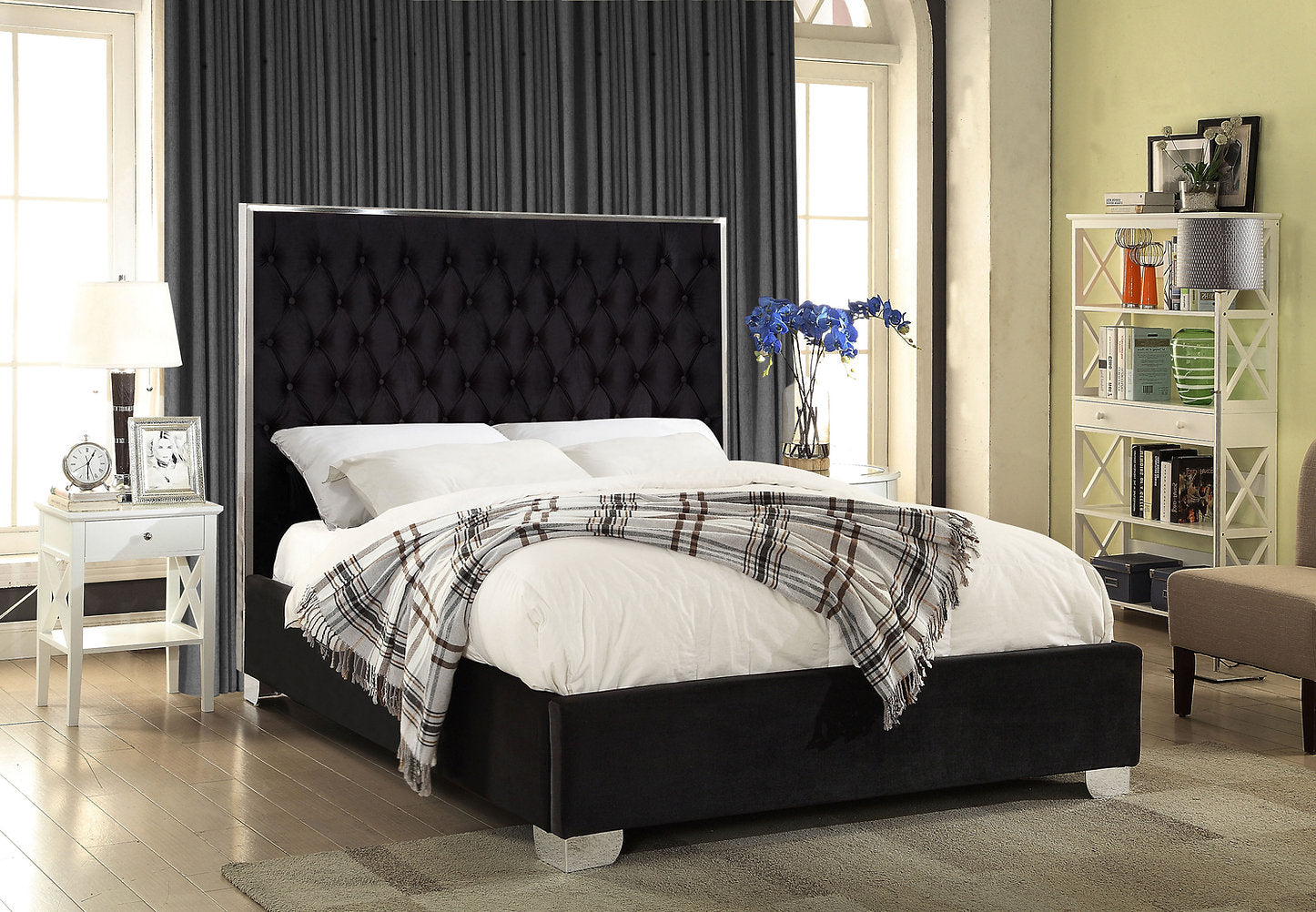 IF-5542 Lit Velours Noir, Capitonnage Profond, Chrome - Support Matelas Inclus