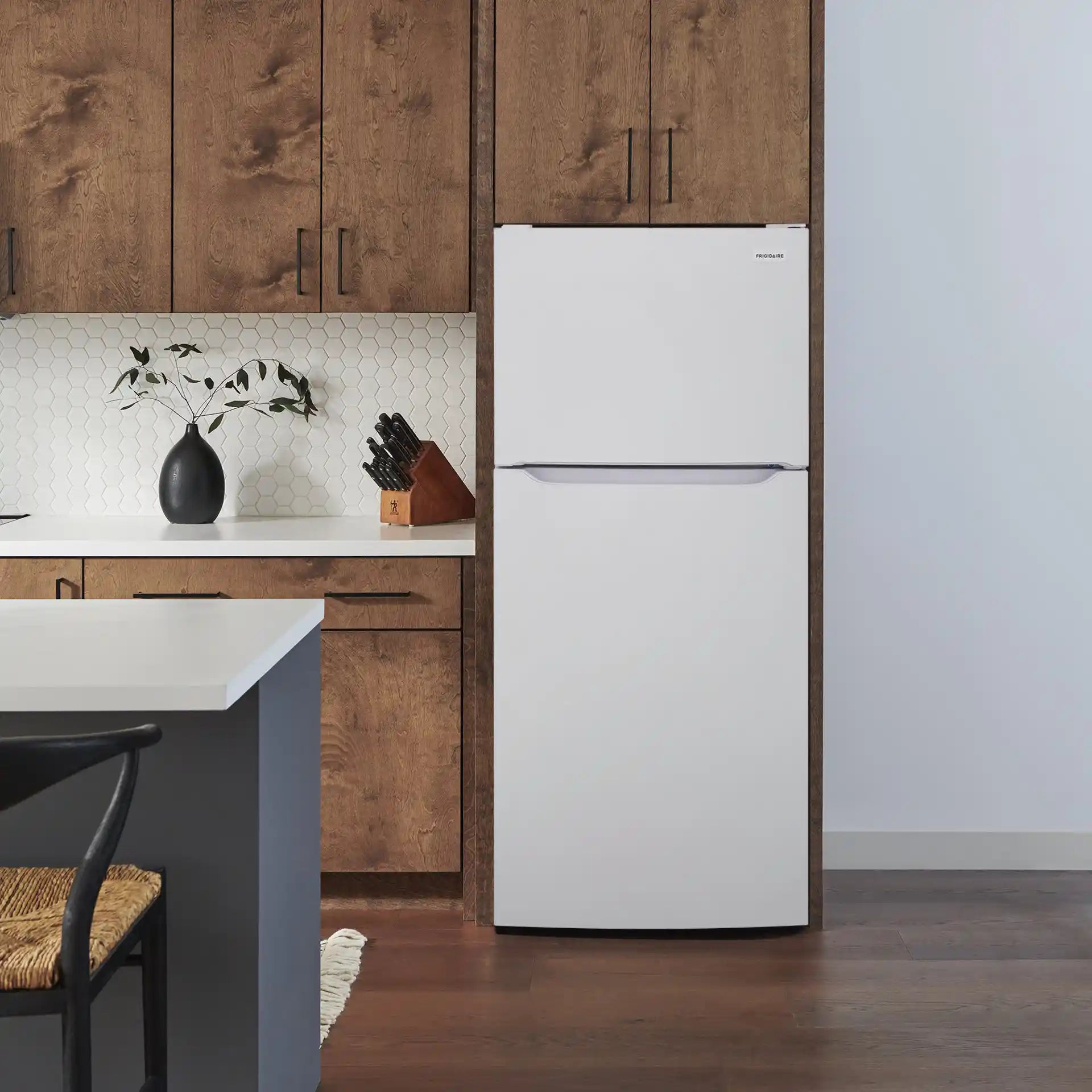 Frigidaire 30" 18,2 pi³ Réfrigérateur-congélateur en haut prêt pour le garage FRTE1835AW