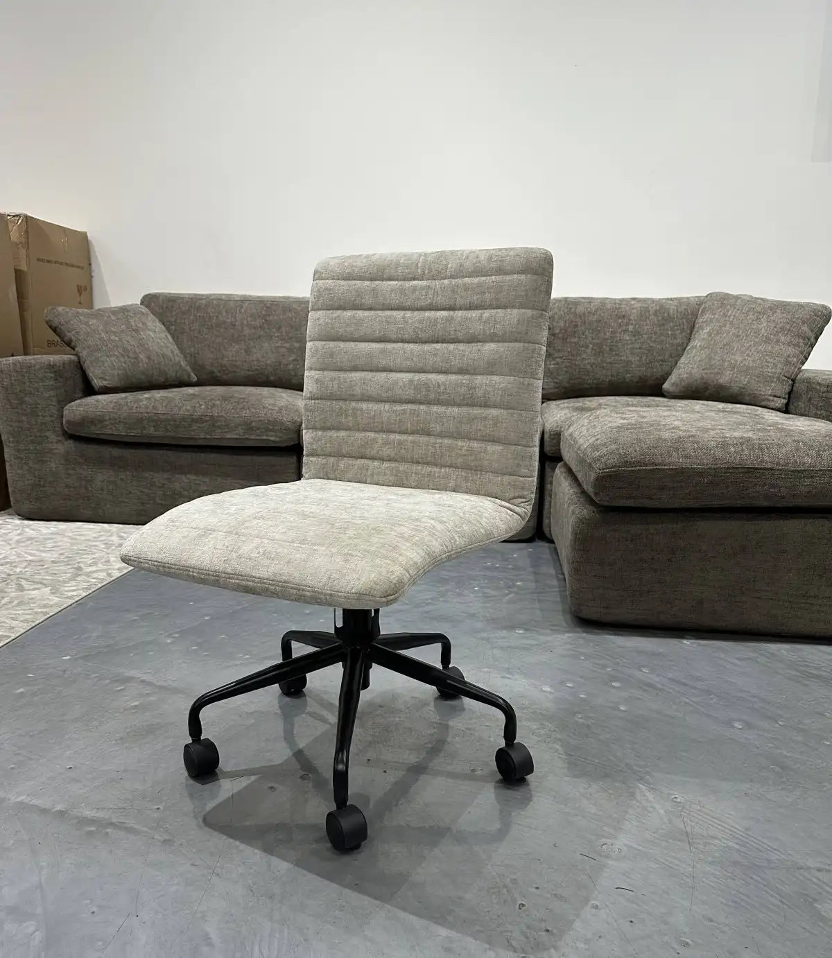 Chaise de travail Otto en tissu beige | Accents capitonnés