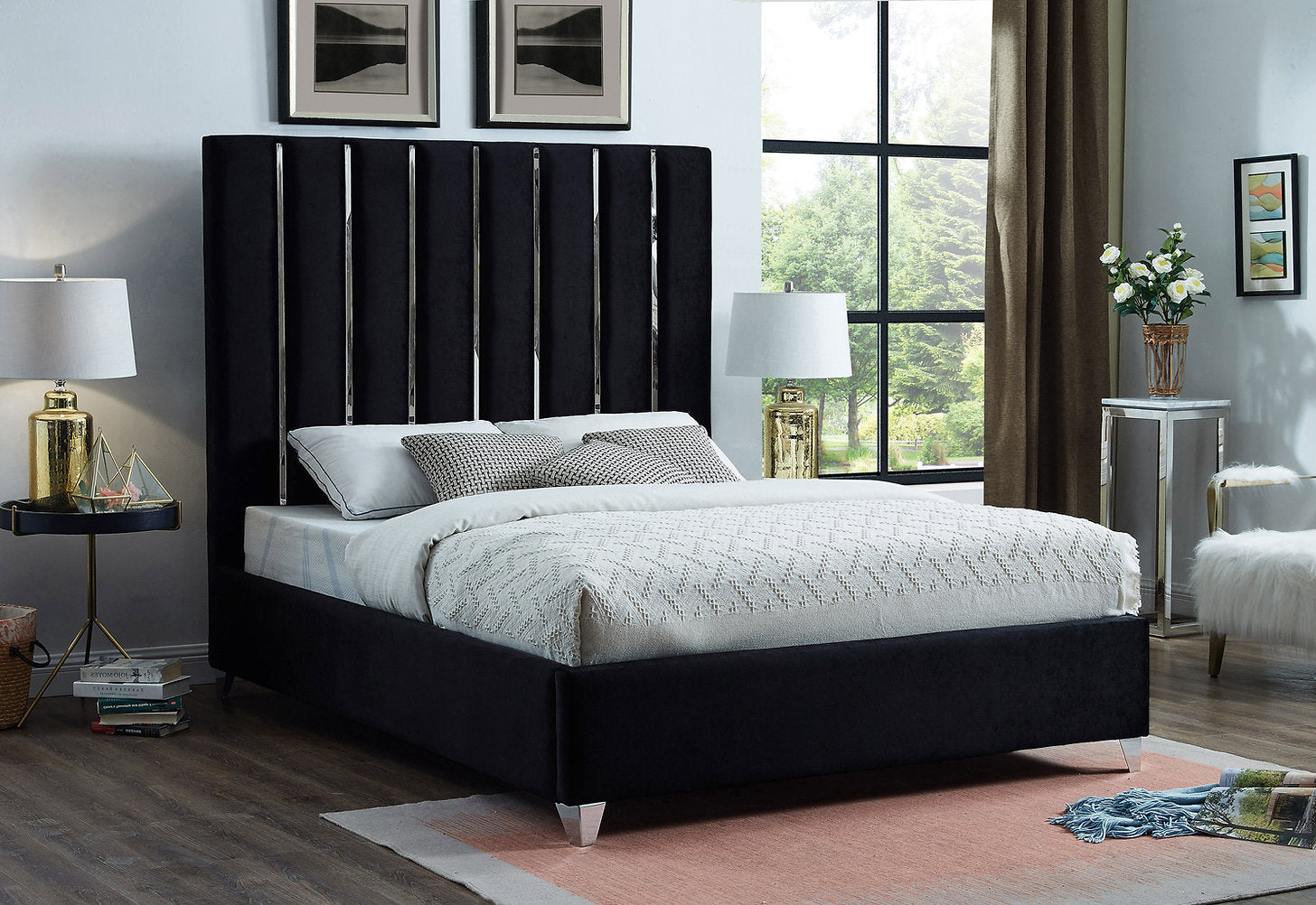 IF-5621 Lit en Velours Noir avec Design en Canaux Chromés