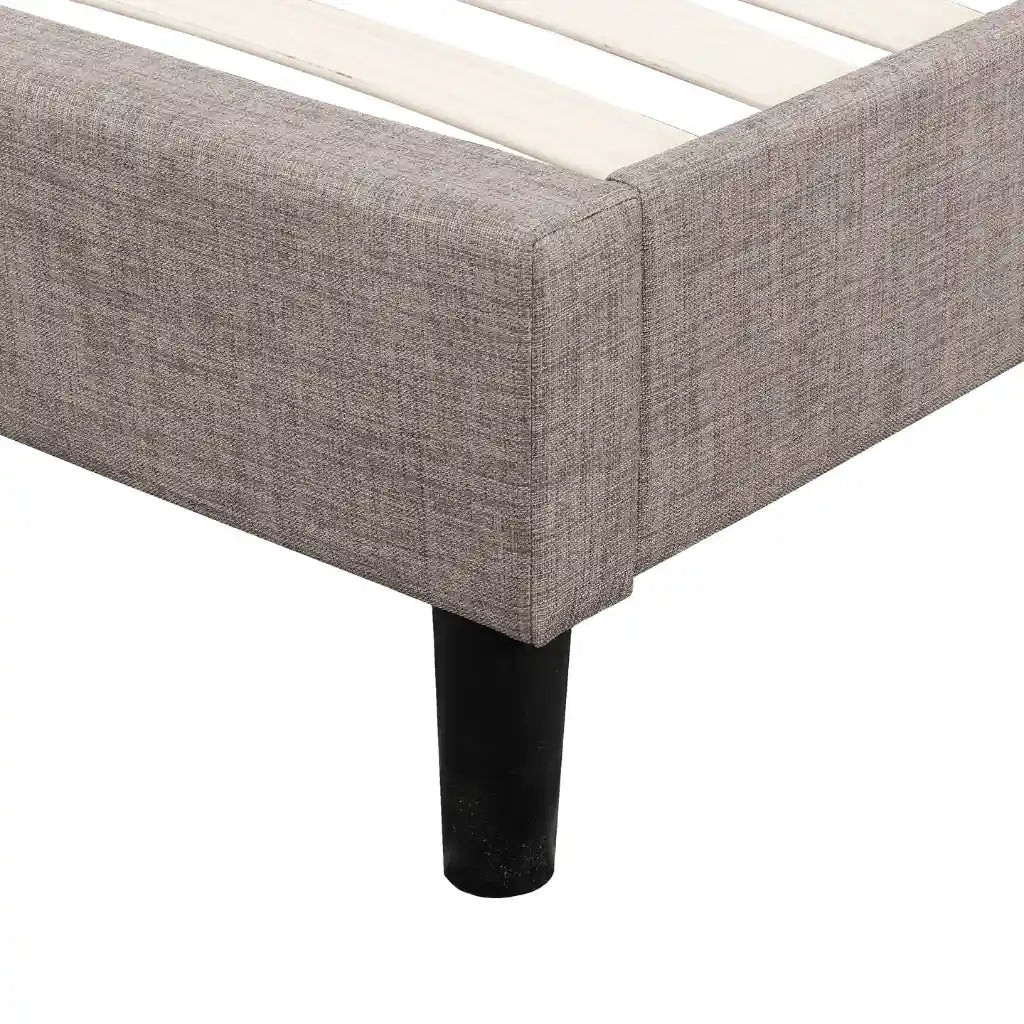 Winston : Le Lit Plateforme Capitonné en Suri Taupe