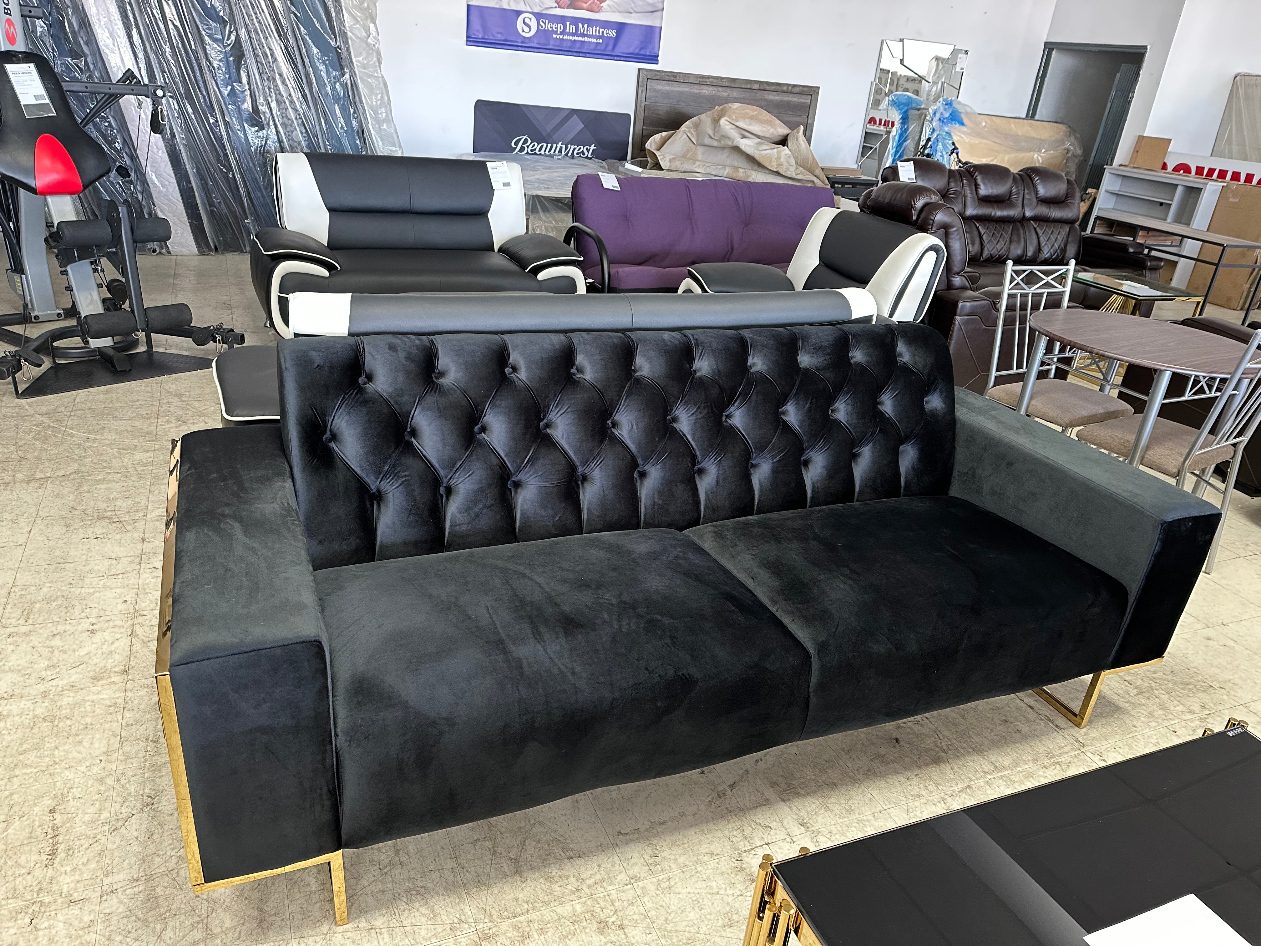 SET VELOURS NOIR AVEC DES ACCENTS DORÉS 2 MCX (Meuble Mtl)