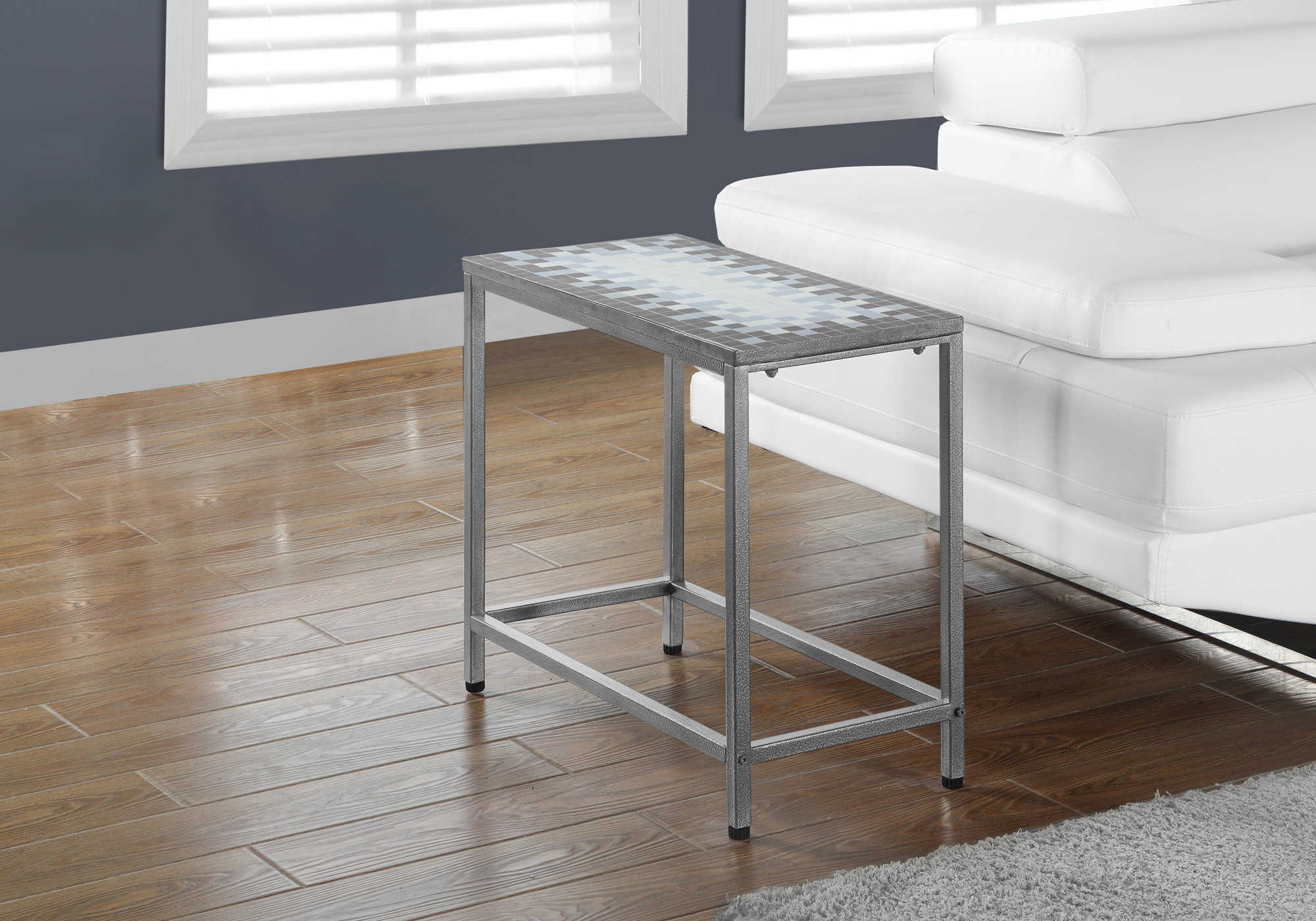 TABLE D'APPOINT - GRIS / DESSUS TUILE BLEU / ARGENT MARTELÉ ( Meuble Mtl )