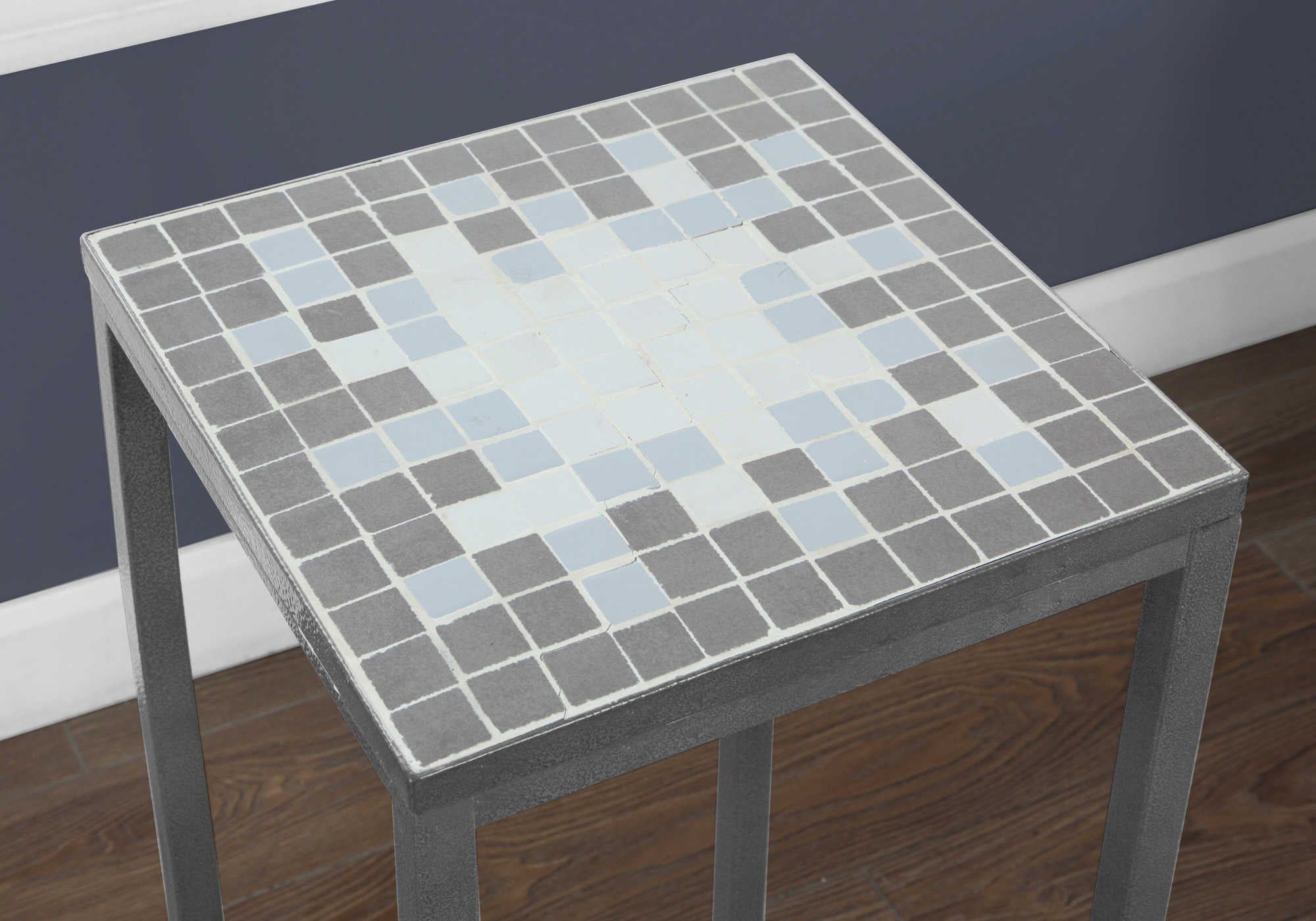 TABLE D'APPOINT - GRIS / DESSUS TUILE BLEU / ARGENT MARTELÉ ( Meuble Mtl )