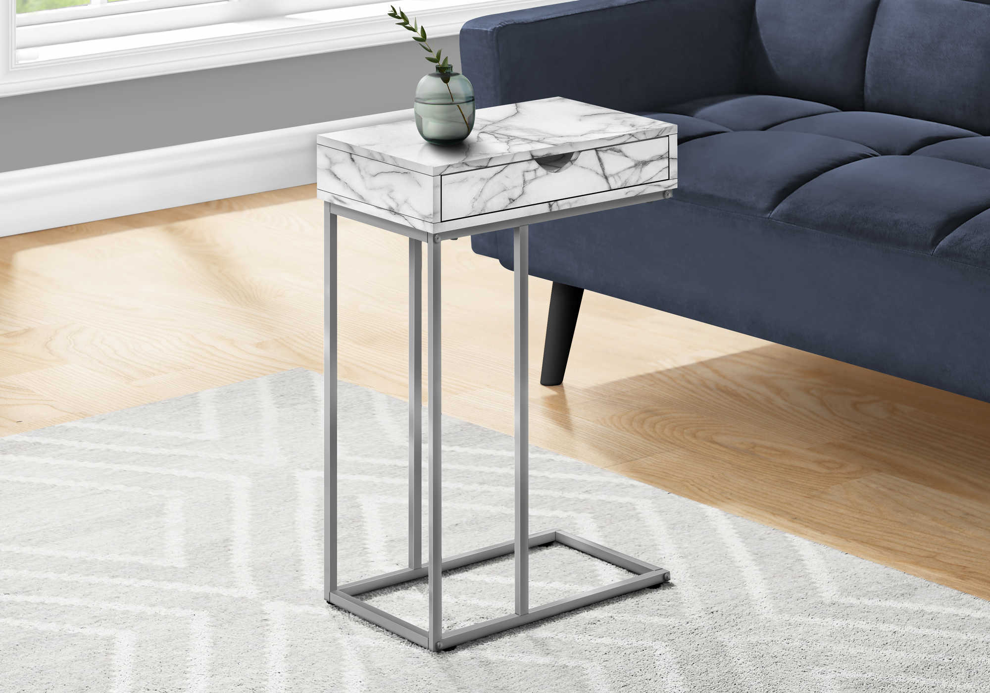 TABLE D'APPOINT - 25"H / MARBRE BLANC / METAL ARGENT ( Meuble Mtl )