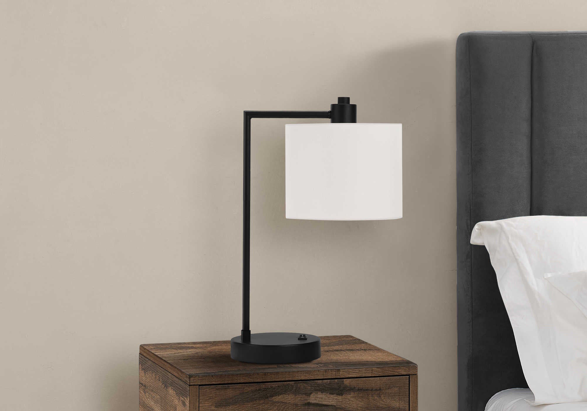 ÉCLAIRAGE - LAMPE DE TABLE 19"H MÉTAL NOIR / ABAT-JOUR IVOIRE /USB