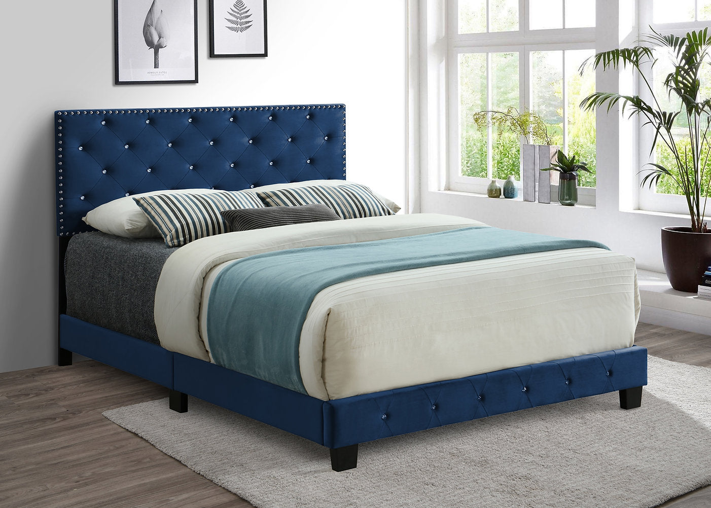 Lit en velours bleu avec tête de clou et détails en strass  Comprend un support de matelas