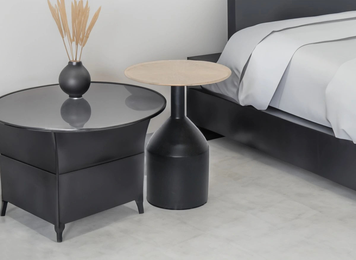 Akira : Table d'Appoint Élancée en Fer Noir et Or
