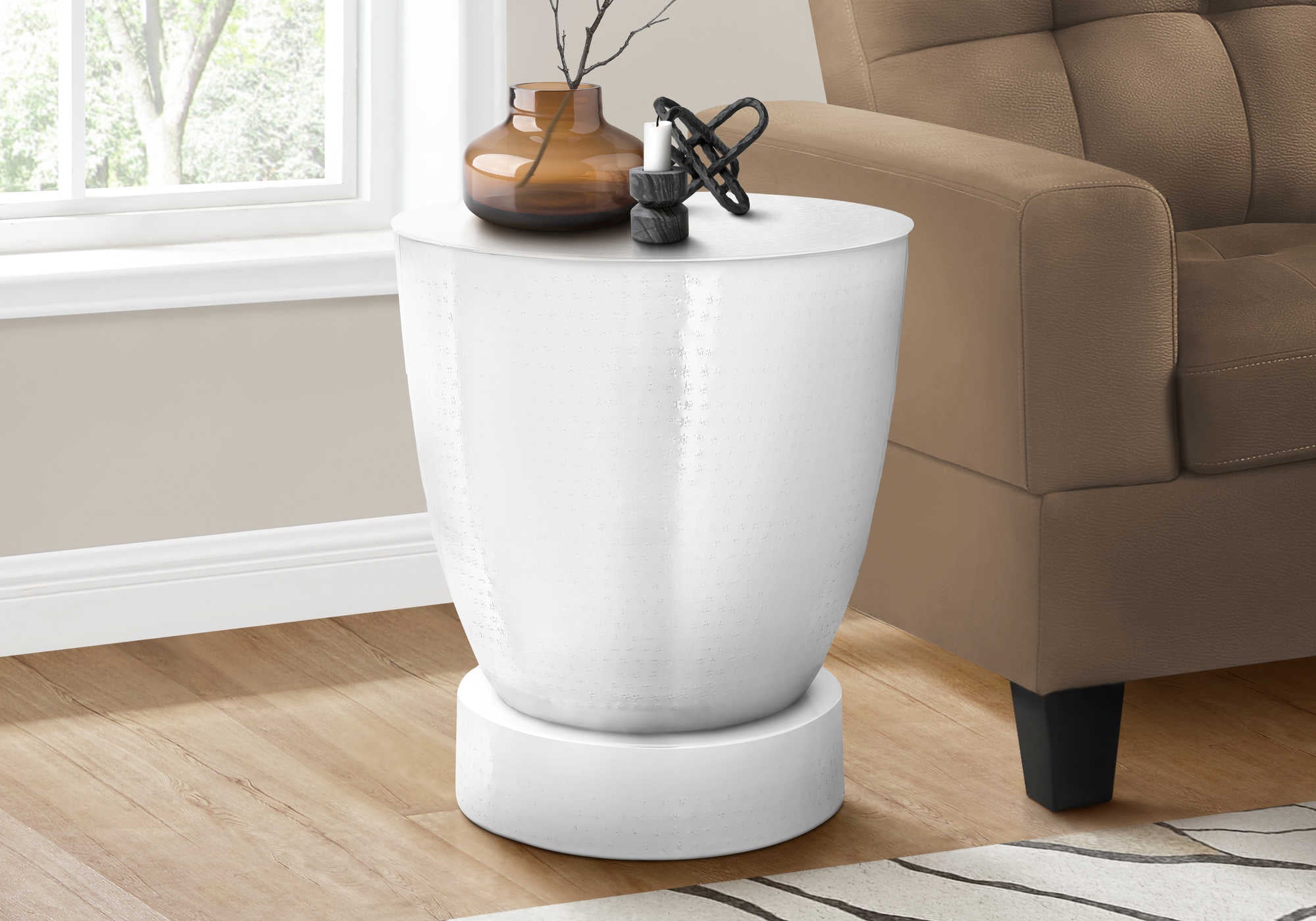 TABLE DE CHEVET - 56 cm H / TAMBOUR EN MÉTAL TEXTURÉ BLANC / I 3921