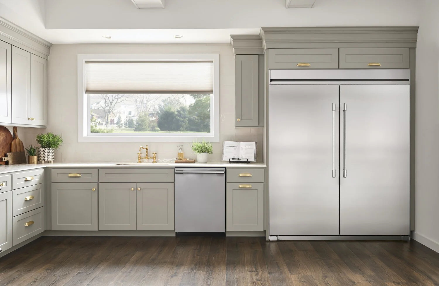Frigidaire Professional Réfrigérateur à porte unique 33 po, 18,6 pi³, en acier inoxydable résistant aux taches FPRU19F8WF