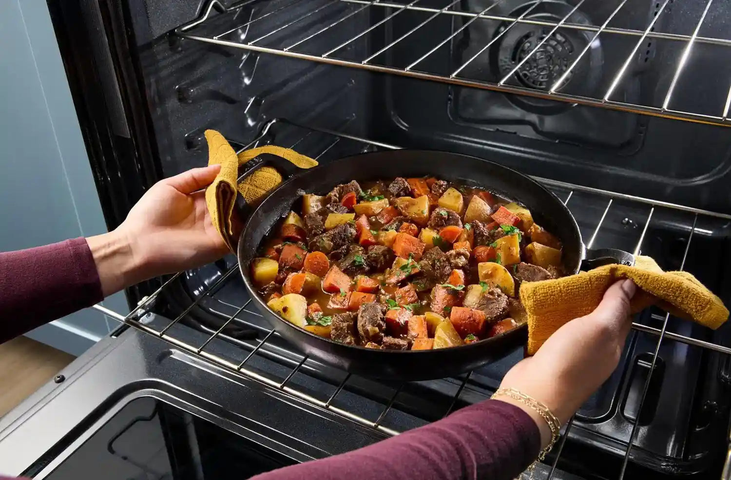 Cuisinière Whirlpool 30" 5 pi³ Gaz Air Fry Intelligente Inox Noir WSGS5030SV