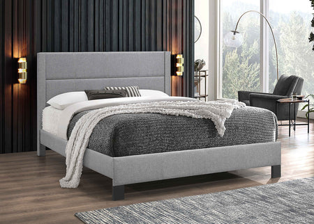 Lit en tissu gris clair avec coutures contrastées et support de matelas