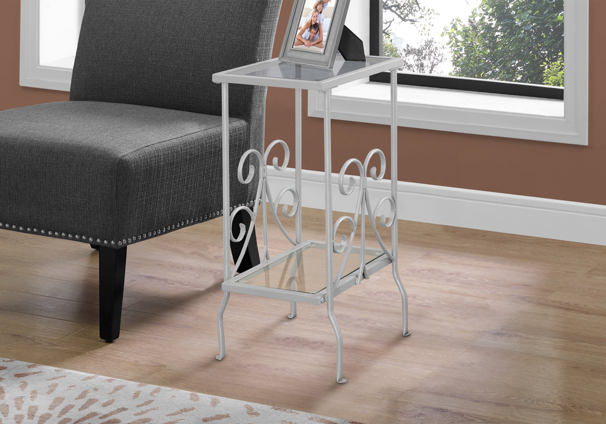 TABLE D'APPOINT - 30"H / METAL ARGENT AVEC VERRE TREMPE