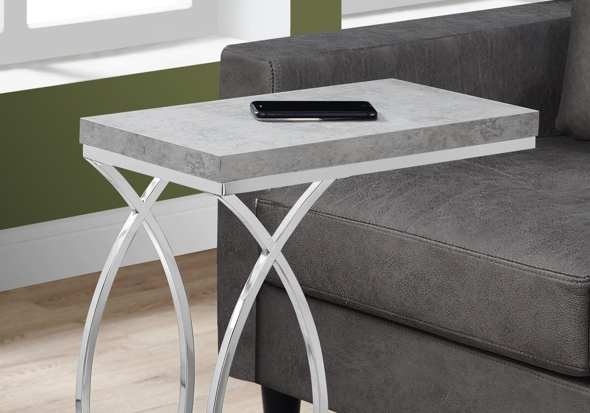 TABLE D'APPOINT - CIMENT GRIS AVEC MÉTAL CHROMÉ