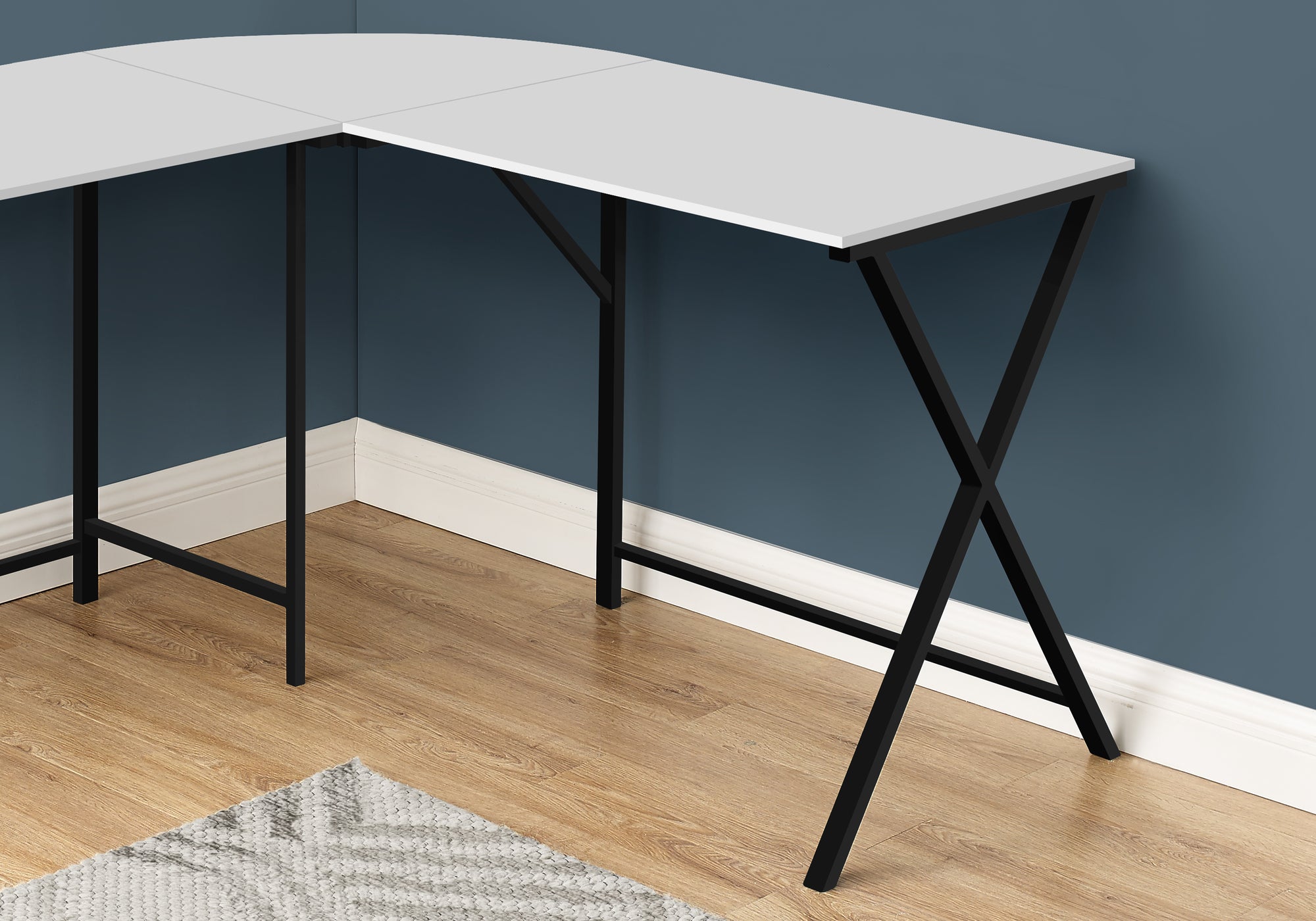 BUREAU D'ORDINATEUR - 55"L / DESSUS BLANC / COIN METAL NOIR