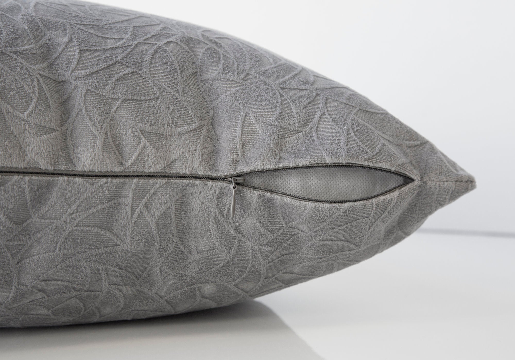 COUSSIN - 18"X 18" / VELOURS FLORAL GRIS PÂLE / 1PC