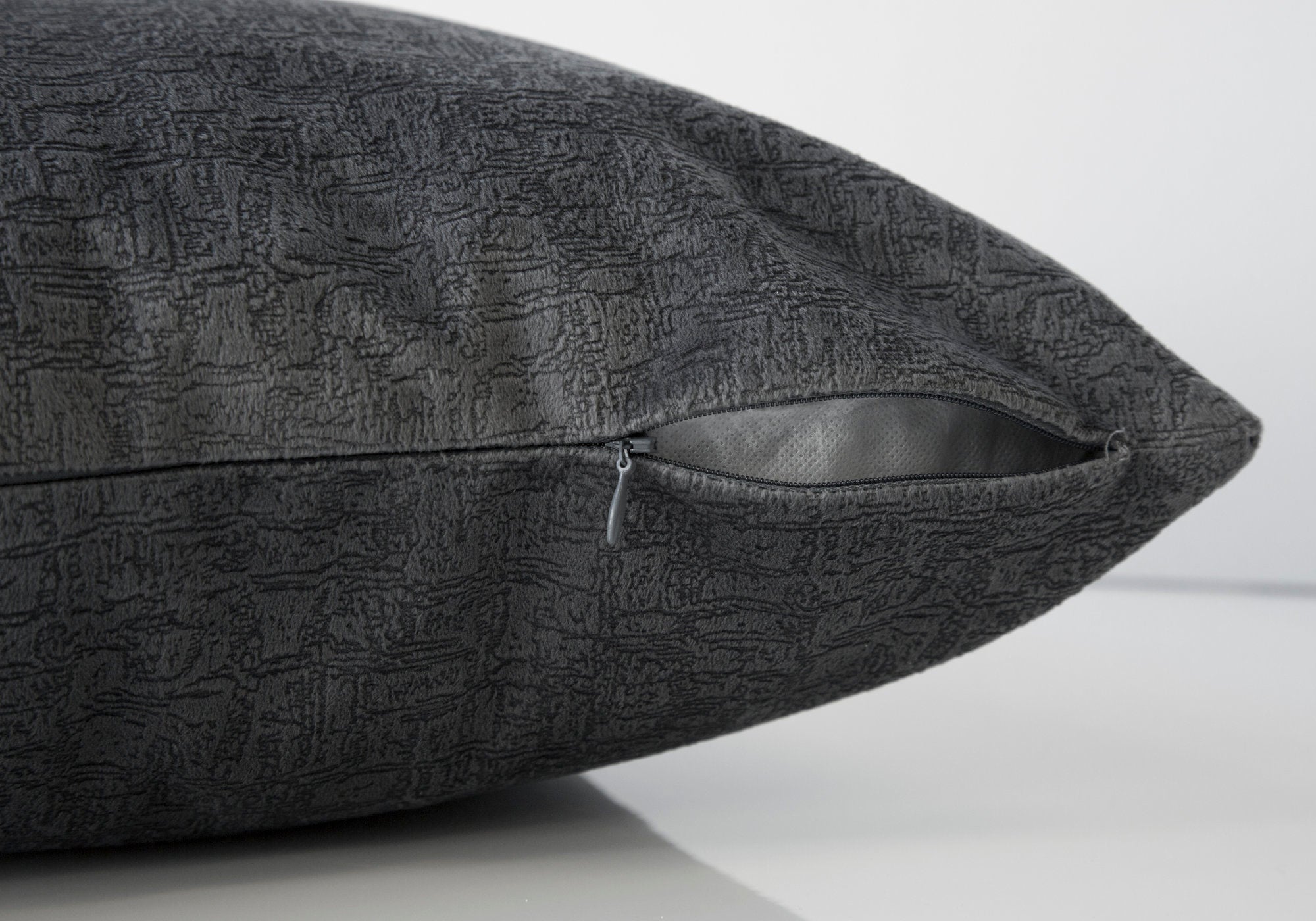 COUSSIN - 18"X 18" / VELOURS MOSAIQUE GRIS FONCE / 1PC 